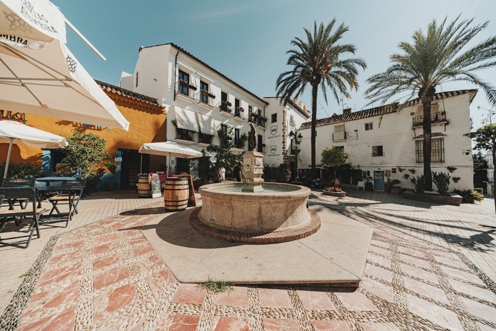 Histórica plaza del Santo Cristo en Marbella