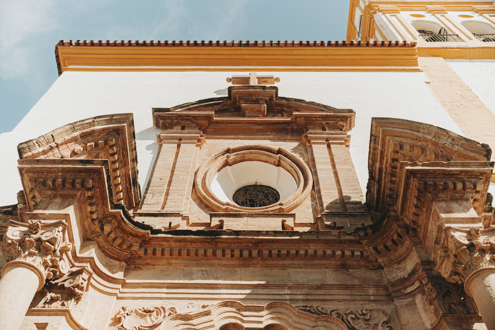 Puerta principal de la iglesia de estilo rococó